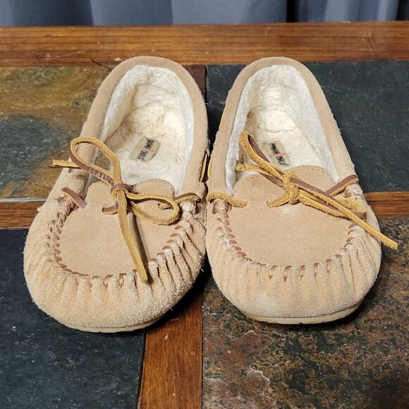 Minnetonka Girls size 4 Faux Fur Leather Slippers - Picture 3 of 8